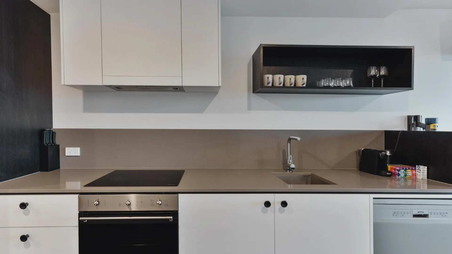 Center 2-Bed With Gym, Sauna, Indoor Pool & Views Canberra Australia