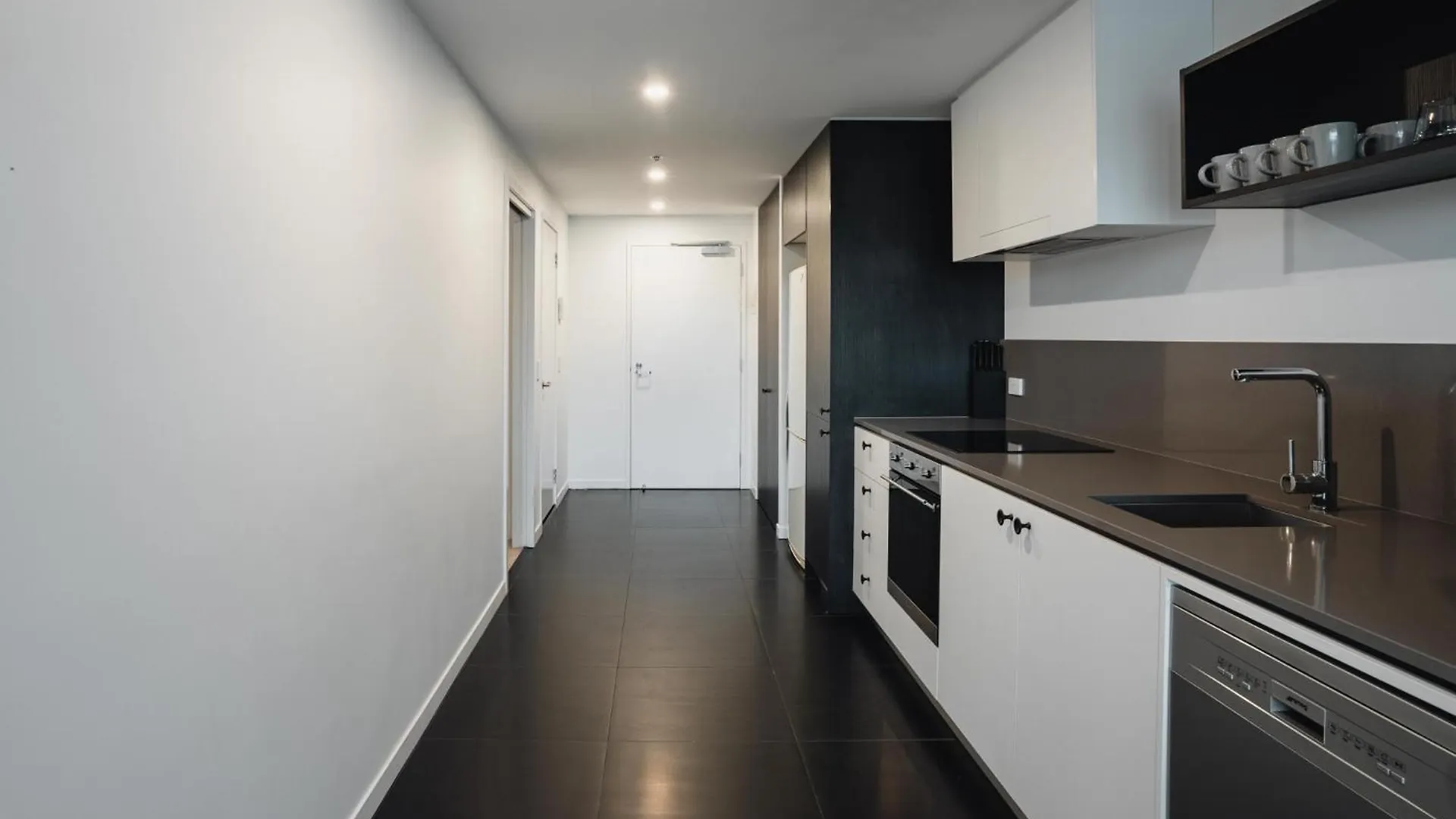 Center 2-Bed With Gym, Sauna, Indoor Pool & Views Canberra Apartment