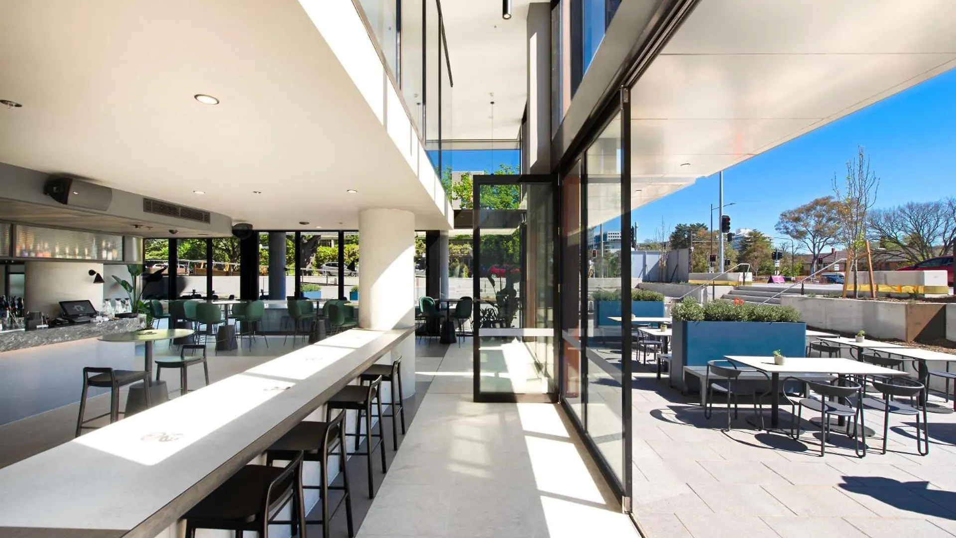 Center 2-Bed With Gym, Sauna, Indoor Pool & Views Canberra Apartment