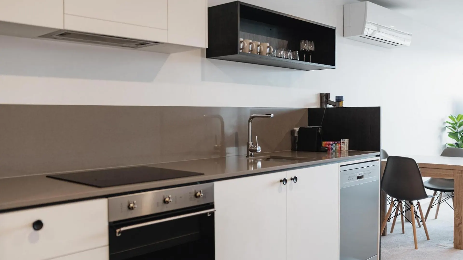 Center 2-Bed With Gym, Sauna, Indoor Pool & Views Canberra