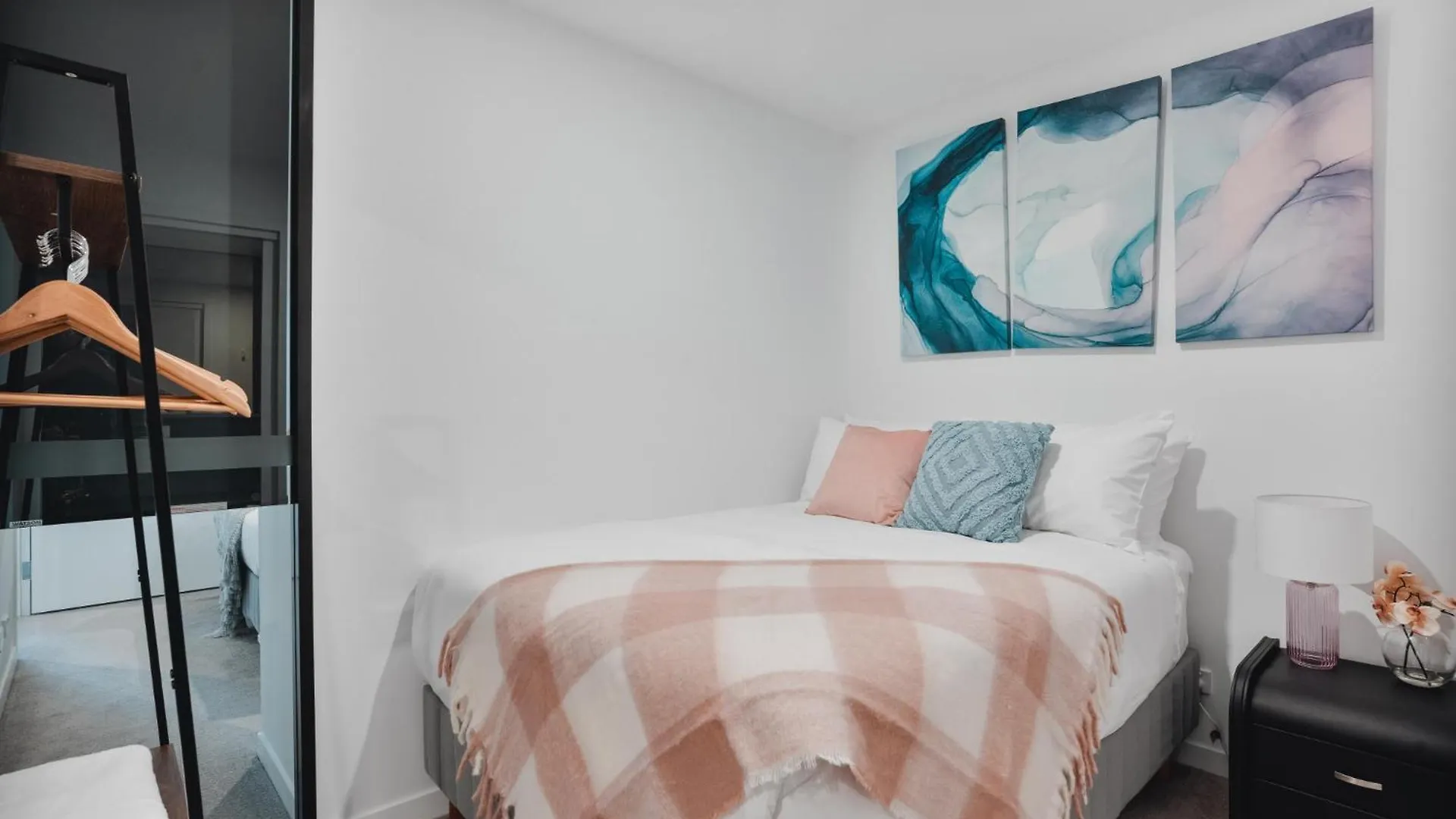 Apartment Center 2-Bed With Gym, Sauna, Indoor Pool & Views Canberra